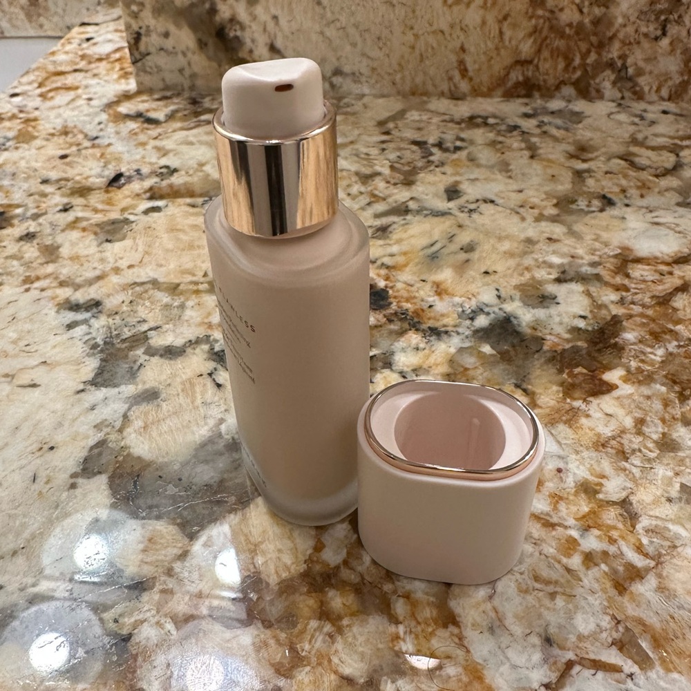 Laura Mercier Real Flawless Weightless Perfecting Foundation - 1C1-Cool Vanille - Picture 3 of 7